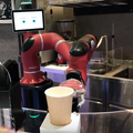 ロドニー・ブルックス博士が「変なカフェ」でコーヒーを入れるロボットを視察 ~ルンバの開発で知られるロボット研究の権威