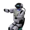 ロボット「PALRO」の個人向けモデルは明日発売、価格は35万円　遠く離れた親との交流を促進