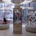 H&Mタイムズスクエア店で「ボイスインタラクティブミラー」を導入
