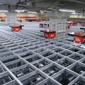 ジョンソン・エンド・ジョンソン、整形外科関連製品を扱うロボット倉庫を公開　ノルウェー製「オートストア」を導入
