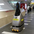 西武新宿駅で警備ロボット「ペルセウスボット」が実証実験中　11月26日から30日まで