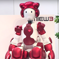 横浜ランドマークタワー、日立のロボット「EMIEW3」4体を導入　音声対話と自律走行で施設案内
