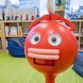 新橋ガード下横丁に「黒い拍手ロボット」現る！ 一緒に三本締めをしてきた
