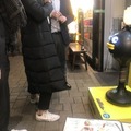 新橋ガード下横丁に「黒い拍手ロボット」現る！ 一緒に三本締めをしてきた