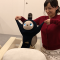 GROOVE Xのロボット「LOVOT」のお着替えシーン　NFCタグで洋服を認識