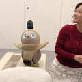 GROOVE Xのロボット「LOVOT」のお着替えシーン　NFCタグで洋服を認識