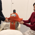 GROOVE Xのロボット「LOVOT」のお着替えシーン　NFCタグで洋服を認識