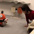 GROOVE Xのロボット「LOVOT」のお着替えシーン　NFCタグで洋服を認識