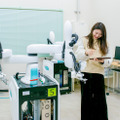 川崎重工の人共存型双腕スカラロボット「duAro」は、女子大生の私でも簡単に使えた！