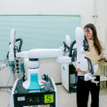 川崎重工の人共存型双腕スカラロボット「duAro」は、女子大生の私でも簡単に使えた！