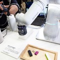 ドラえもんの手はこれだったのか? 丸いのに掴めるロボット・グリッパ技術「Omni-Gripper」のしくみ　デンソーウェーブが展示