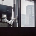高層ビルの窓拭き作業に「多目的壁面作業ロボット」の実証実験 三菱地所が日本ビソーと連携 新丸ビルで公開