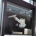 高層ビルの窓拭き作業に「多目的壁面作業ロボット」の実証実験 三菱地所が日本ビソーと連携 新丸ビルで公開
