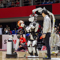 Bリーグ会場にトヨタのロボットが集結(2) スラムダンク桜木花道がモデルの「CUE3」がセンターサークルからのシュートに初挑戦！