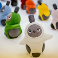 家族型ロボット「LOVOT（らぼっと）」の洋服の価格は？ お着替え体験もスタート！