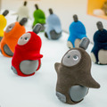 家族型ロボット「LOVOT（らぼっと）」の洋服の価格は？ お着替え体験もスタート！