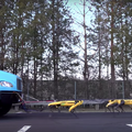 トラックを引く10体の「SpotMini」 ボストン・ダイナミクスが新たな動画を公開