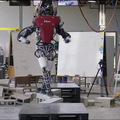 ヒューマノイド・Atlasで米・研究機関が実験 自律判断で飛び石や平均台をクリア