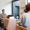 漱石アンドロイドが芋坂の「羽二重団子」本店に登場　「吾輩は猫である」朗読等を披露！二松學舍大学「漱石ゆかりの地を巡る」第一弾