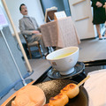 漱石アンドロイドが芋坂の「羽二重団子」本店に登場　「吾輩は猫である」朗読等を披露！二松學舍大学「漱石ゆかりの地を巡る」第一弾