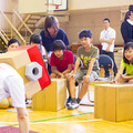 体験型プログラミング教育「動け！せんせいロボット」村田製作所が渋谷区の小学校で実施！体育館に笑顔があふれる
