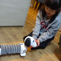 飼い主の後ろをついてくる不思議な犬型ロボットトイ「おいでよ ボンゴ！」アコーディオンのように伸び縮み