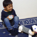 飼い主の後ろをついてくる不思議な犬型ロボットトイ「おいでよ ボンゴ！」アコーディオンのように伸び縮み
