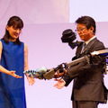 全日空HD　ANAアバターロボット「newme」(ニューミー)を発表「瞬間移動」できる社会を提案　綾瀬はるかさんが体験