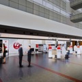 JALとWHILLが羽田空港で自動運転対応の電動車椅子を試験走　 JALグループ便の利用客ら体験可能