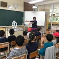 会話ロボット「Nao」と対話AIエンジン「Hitomean」が五島市の小学校で実証実験　英語のスモールトークやクイズで生徒達と交流