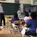 会話ロボット「Nao」と対話AIエンジン「Hitomean」が五島市の小学校で実証実験　英語のスモールトークやクイズで生徒達と交流