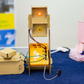 葛飾区とタカラトミー、NTTドコモがプログラミング教育で連携　ダンボールロボットキット「embot」(エムボット)を小学校等で採用へ