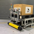 最大可搬重量900kg相当の無人搬送運搬ロボット「サウザージャイアント」 トラック牽引型とパレット積載型で追従やライントレースで自動走行