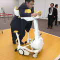幸和製作所と産総研、転倒防止ロボット歩行車を開発 座らせきり介護ゼロを目指す