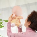 顔がないのはなぜ?　ヴイストンが癒やし効果の赤ちゃんロボット かまって「ひろちゃん」発表
