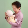 顔がないのはなぜ?　ヴイストンが癒やし効果の赤ちゃんロボット かまって「ひろちゃん」発表