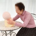 顔がないのはなぜ?　ヴイストンが癒やし効果の赤ちゃんロボット かまって「ひろちゃん」発表