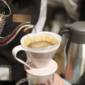 人とロボットが淹れたコーヒー、どっちが美味い? 岡田和也のドリップを忠実に再現したQBITのカフェロボット、飲み比べに登場