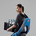 イノフィスのマッスルスーツの累計出荷台数が1万台を突破　重量物を抱える動作を人工筋肉で補助する装着型アシストスーツ