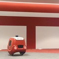 日本郵便が社内便の配送に自律配送ロボット「YAPE」を検証　エレベーター連動してフロア移動