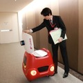 日本郵便が社内便の配送に自律配送ロボット「YAPE」を検証　エレベーター連動してフロア移動