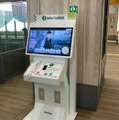 凸版印刷が高輪ゲートウェイ駅に多言語AI案内サイネージ「BotFriends Vision」導入　車いすでも使いやすくミライスピーカーも搭載