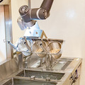 【速報】「駅そばロボット」が生そばを茹でる、洗う、締める!JR東小金井駅で人と協働する調理ロボットが稼働開始