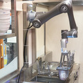 【速報】「駅そばロボット」が生そばを茹でる、洗う、締める!JR東小金井駅で人と協働する調理ロボットが稼働開始