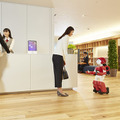 日立が自律移動の会話ロボット「EMIEW」(エミュー)をついに本格事業化　移動速度は最大5キロ、多国語対応　卓上画面と連携可