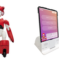 日立が自律移動の会話ロボット「EMIEW」(エミュー)をついに本格事業化　移動速度は最大5キロ、多国語対応　卓上画面と連携可