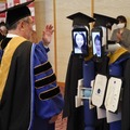 【びっくり】BBT大学・大学院が「アバター卒業式」 全日空のロボット「newme」(ニューミー)で遠隔の卒業生へ証書を授与