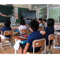 会話ロボット「NAO」が授業に参加 五島市の小学校で実証実験 三菱総研DCSのAIエンジンと連携 その効果と調査結果を発表