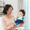 新型コロナで面会禁止の高齢者の心のケアに「おしゃべりけんちゃん」販売累計15万体のヒット商品