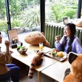 カピバラやレッサーパンダとの相席でソーシャルディスタンス、離れる目安はカピバラ2頭分で！伊豆シャボテン動物公園